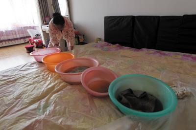 东乡楼上漏水，住户失联，小区没物管，业主维权难！律师来支招……